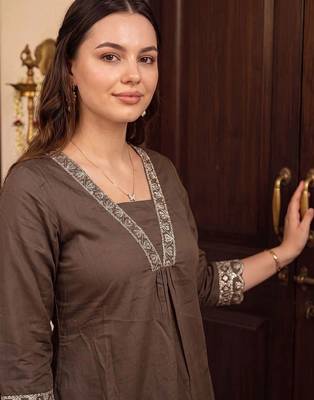 women ethnic motifs embroidered regular thread work kurta with trousers 3