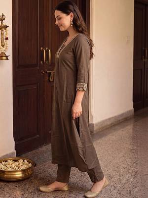 women ethnic motifs embroidered regular thread work kurta with trousers 4