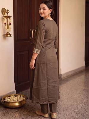 women ethnic motifs embroidered regular thread work kurta with trousers 5