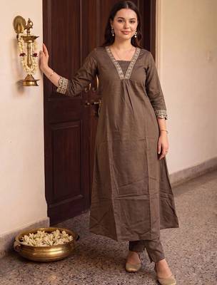 women ethnic motifs embroidered regular thread work kurta with trousers 6