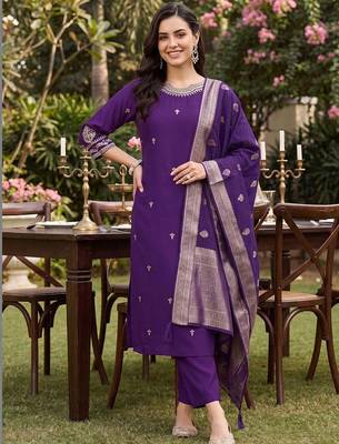 women ethnic motifs embroidered regular kurta with trousers & with dupatta 2
