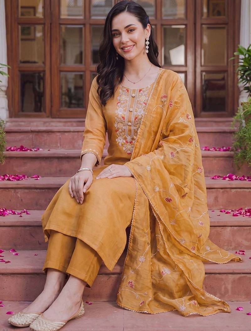 women floral embroidered regular thread work liva kurta with trousers & with dupatta
