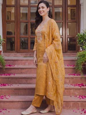 women floral embroidered regular thread work liva kurta with trousers & with dupatta 2