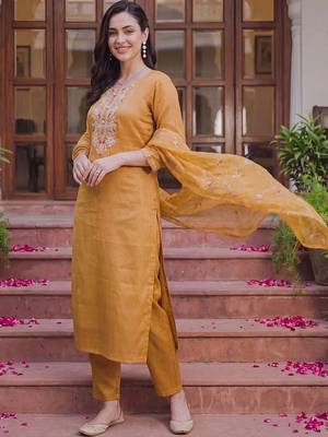 women floral embroidered regular thread work liva kurta with trousers & with dupatta 4