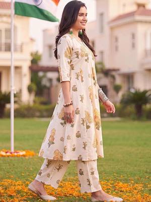 women floral printed regular cotton kurta with palazzos 3
