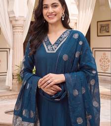 women ethnic motifs embroidered regular thread work kurta with trousers & with dupatta