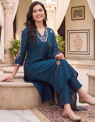 women ethnic motifs embroidered regular thread work kurta with trousers & with dupatta 3