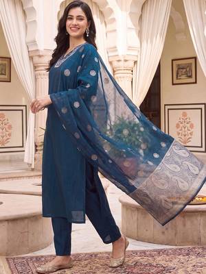 women ethnic motifs embroidered regular thread work kurta with trousers & with dupatta 5