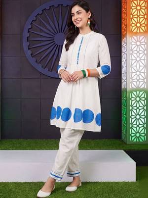 women printed regular thread work cotton kurta with trousers 3