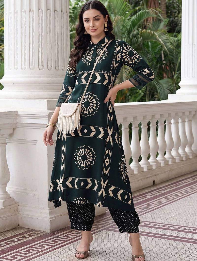 women ethnic motifs printed regular kurta with trousers