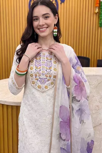 women floral embroidered regular thread work cotton kurta with trousers & with dupatta
