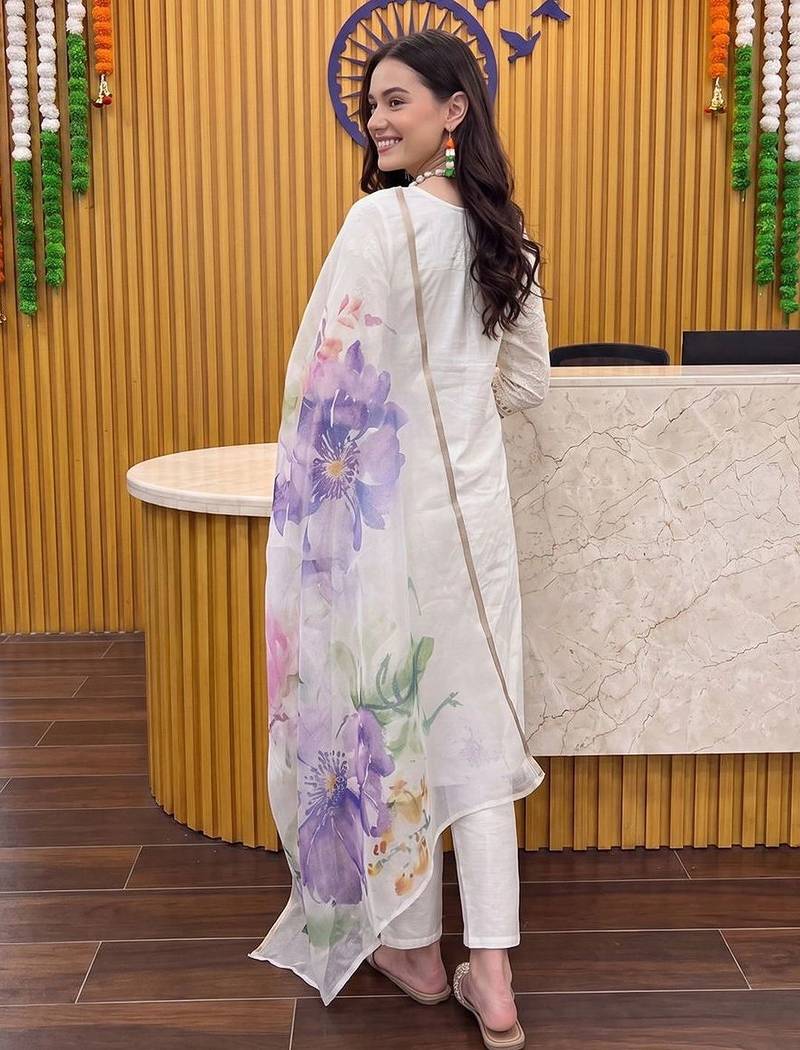 women floral embroidered regular thread work cotton kurta with trousers & with dupatta