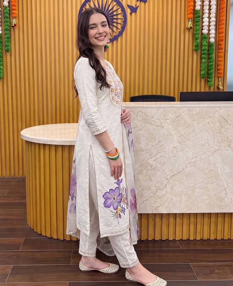 women floral embroidered regular thread work cotton kurta with trousers & with dupatta
