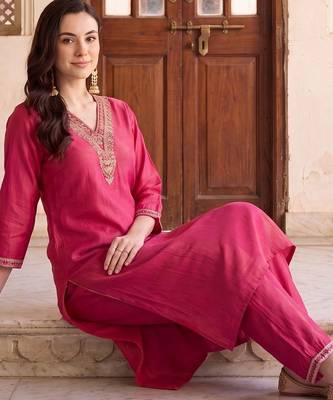 women ethnic motifs embroidered regular thread work kurta with trousers 2