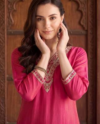 women ethnic motifs embroidered regular thread work kurta with trousers 3