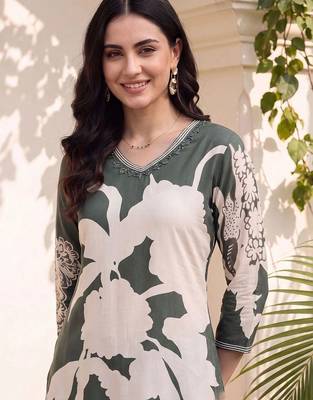 women floral printed regular kurta with trousers 2