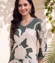 women floral printed regular kurta with trousers