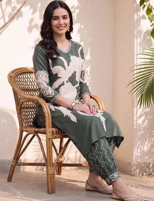 women floral printed regular kurta with trousers 3