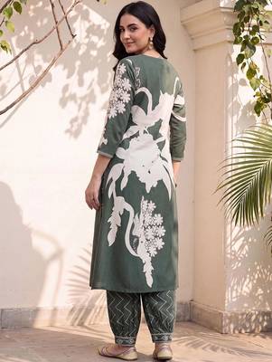 women floral printed regular kurta with trousers 4
