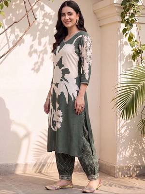 women floral printed regular kurta with trousers 5