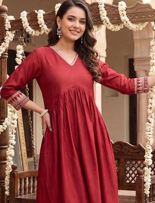 women empire thread work liva kurta with trousers 2