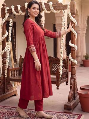 women empire thread work liva kurta with trousers 4