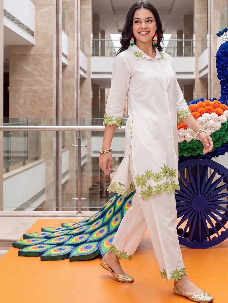 women floral embroidered regular thread work cotton kurta with trousers
