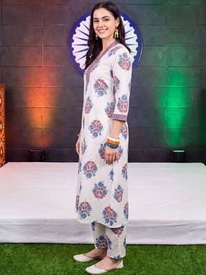 women floral printed regular cotton kurta with trousers 4