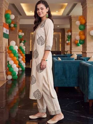 women ethnic motifs printed regular cotton kurta with trousers 4