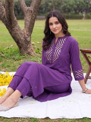 women printed regular kurta with trousers 3
