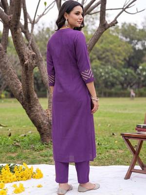 women printed regular kurta with trousers 6