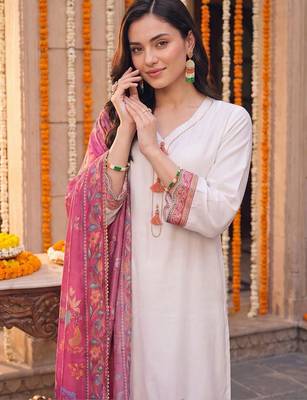 women ethnic motifs embroidered regular kurta with trousers & with dupatta 2