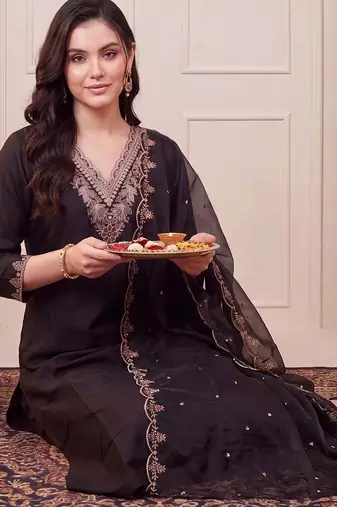 women ethnic motifs embroidered regular kurta with trousers & with dupatta
