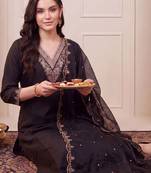 women ethnic motifs embroidered regular kurta with trousers & with dupatta
