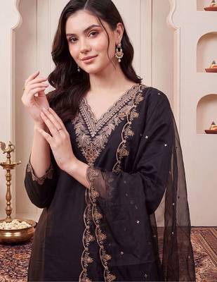 women ethnic motifs embroidered regular kurta with trousers & with dupatta 2