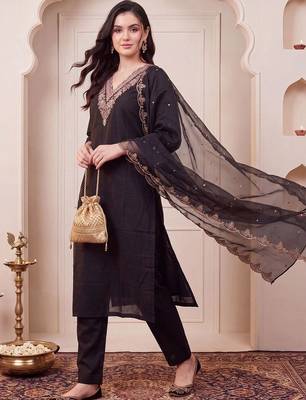 women ethnic motifs embroidered regular kurta with trousers & with dupatta 5