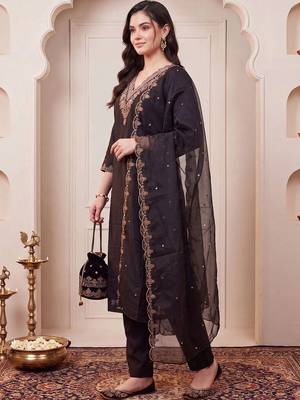 women ethnic motifs embroidered regular kurta with trousers & with dupatta 6