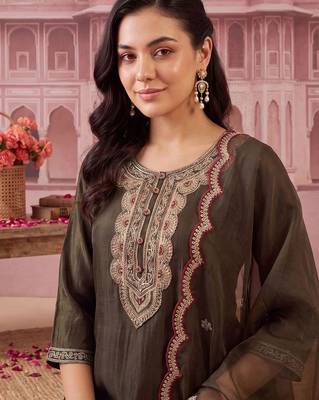 women ethnic motifs embroidered regular thread work liva kurta with trousers & with dupatta 2