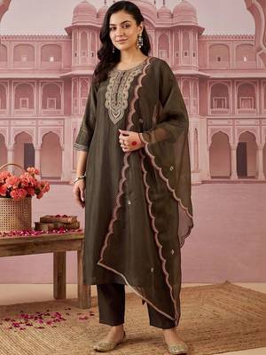 women ethnic motifs embroidered regular thread work liva kurta with trousers & with dupatta 3