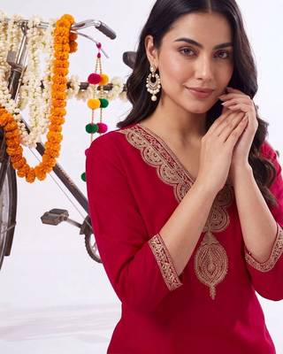 women ethnic motifs embroidered regular thread work liva kurta with trousers 2