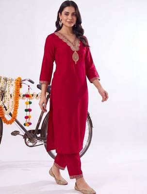 women ethnic motifs embroidered regular thread work liva kurta with trousers 3