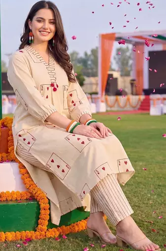 women printed regular kurta with trousers