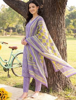 women ethnic motifs printed regular cotton kurta with trousers & with dupatta 3