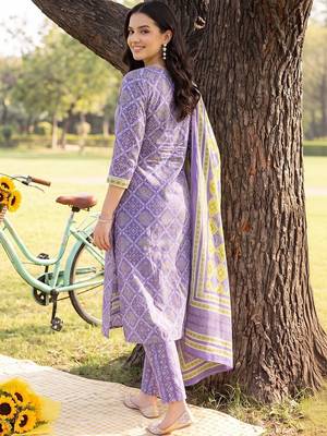 women ethnic motifs printed regular cotton kurta with trousers & with dupatta 6