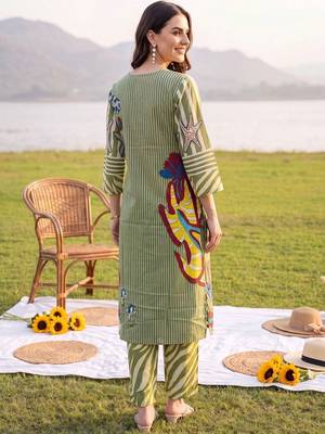 women printed regular cotton kurta with trousers 4