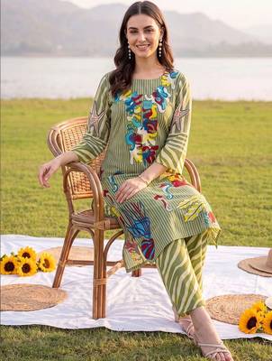 women printed regular cotton kurta with trousers 5