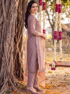 women floral embroidered regular thread work kurta with trousers & with dupatta 3