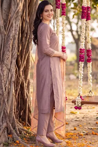 women floral embroidered regular thread work kurta with trousers & with dupatta