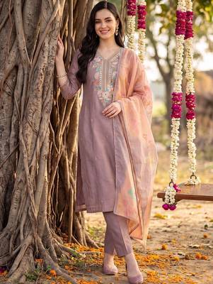 women floral embroidered regular thread work kurta with trousers & with dupatta 4