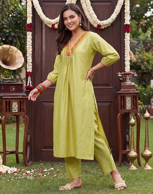 women ethnic motifs embroidered empire thread work liva kurta with trousers 3